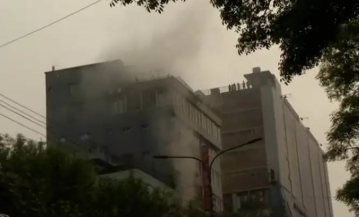 মিরপুরে বহুতল বাণিজ্যিক ভবনে আগুন